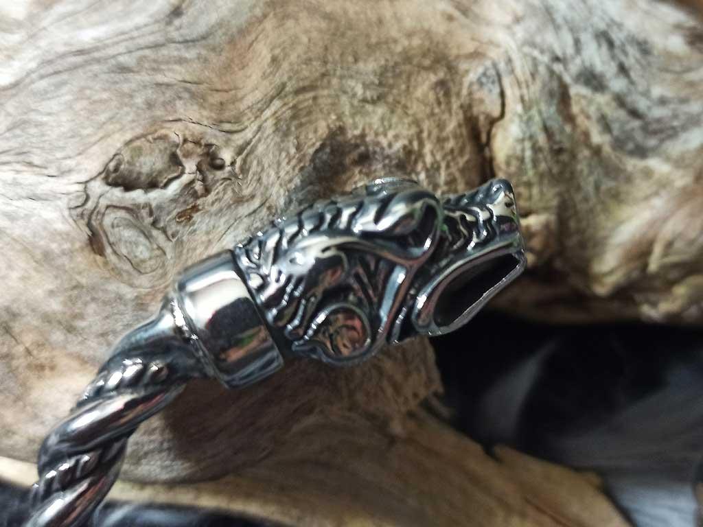 Massiver Edelstahlarmreif mit Wolfsköpfen